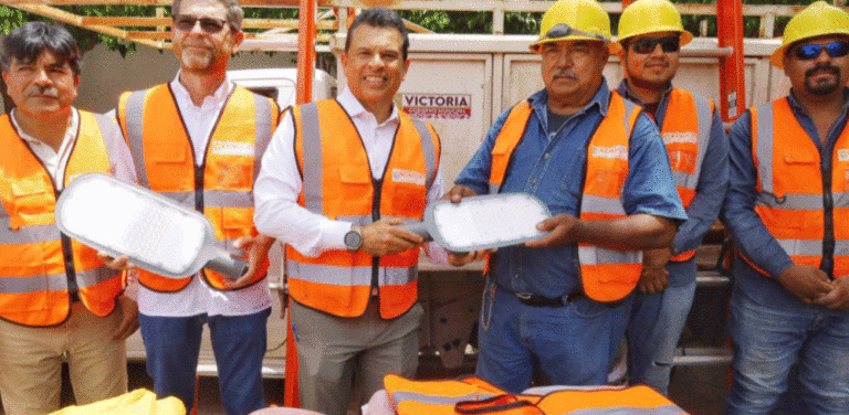 Sigue alcalde iluminando Victoria con más y mejor equipo