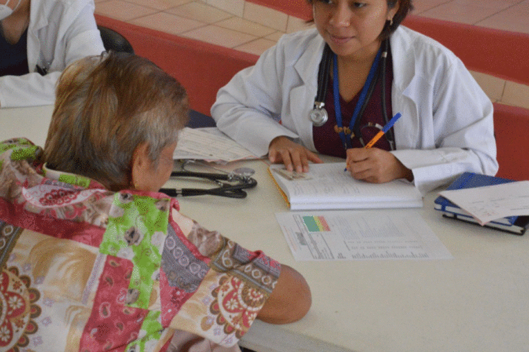 Realizan jornada de vacunación para proteger a adultos mayores