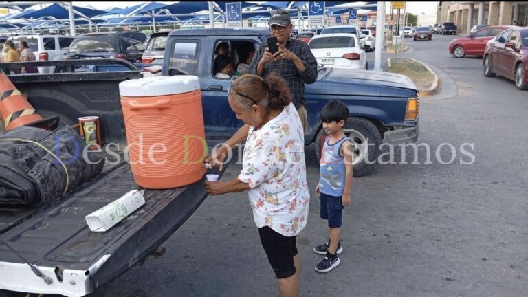 Facilitan hidratación a transeúntes ante altas temperaturas