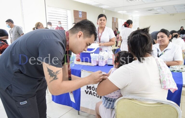 Responden vecinos de la Palmares a campaña de servicios médicos gratuitos en clínica UNE