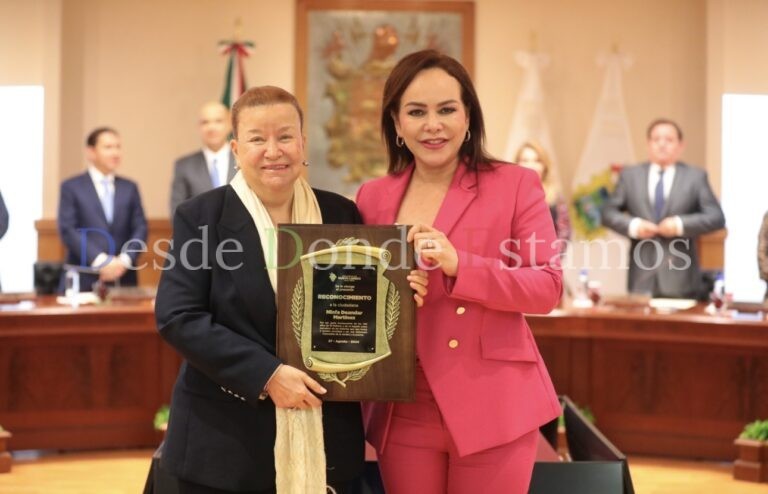 Entrega gobierno municipal reconocimiento a Ninfa Deándar Martínez por 100 años de El Mañana