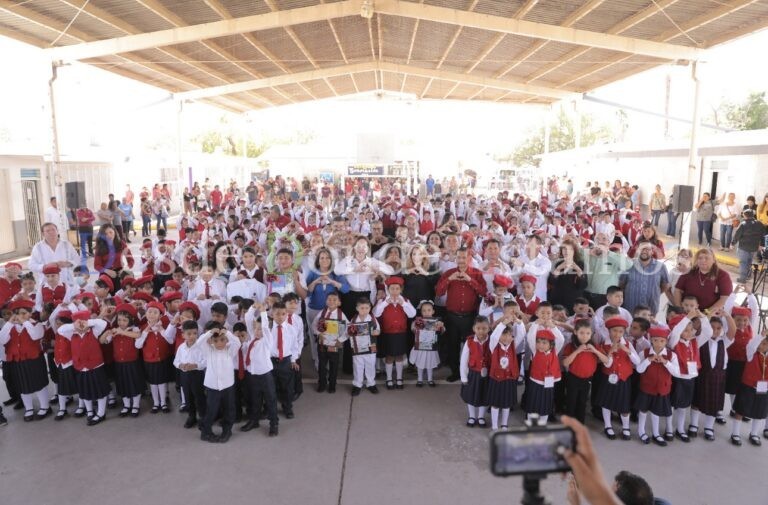 Expresan padres de familia agradecimientos por apoyo del gobierno municipal para ciclo escolar 2023-2025