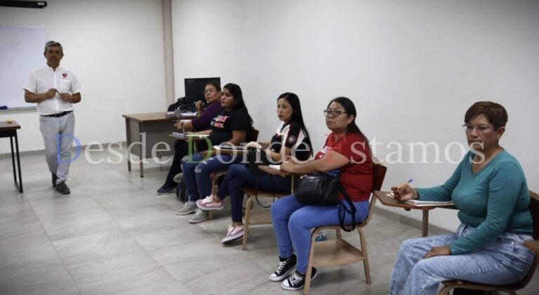 Mujeres inician capacitación de autotransporte de carga