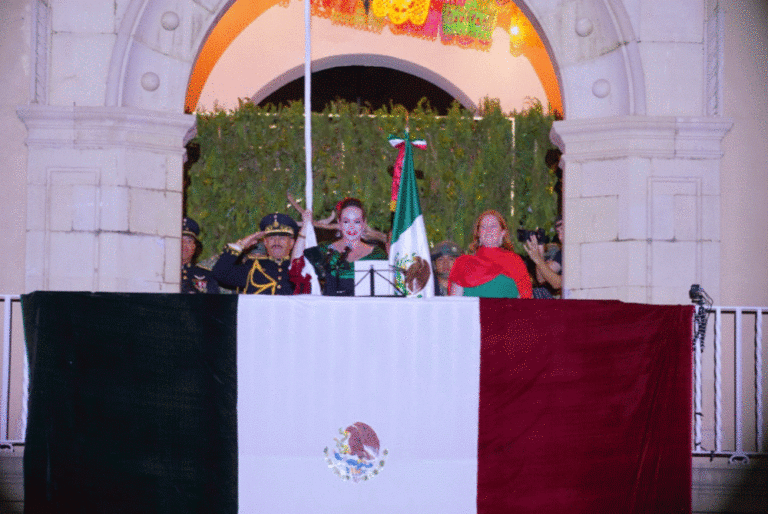 Vibran más de 30 mil neoladerenses en ceremonia del Grito de Independencia y concierto de Gloria Trevi