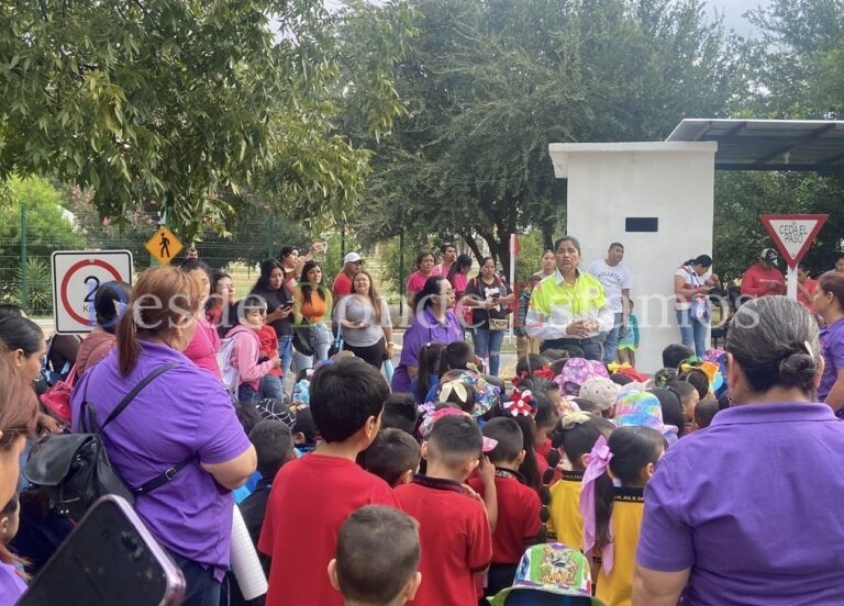 Niños y padres de familia se divierten y aprenden en escuelita vial