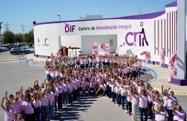 Se unen en lazo rosa humano por mes de lucha contra el càncer de mama