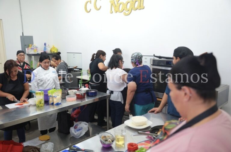 Aprenden ciudadanas “sabores del mundo” en taller de oficio UNE