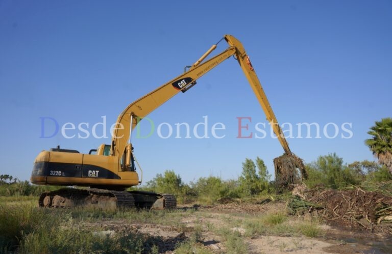 Refuerza gobierno municipal saneamiento del oscurito con limpieza de carrizo perimetral