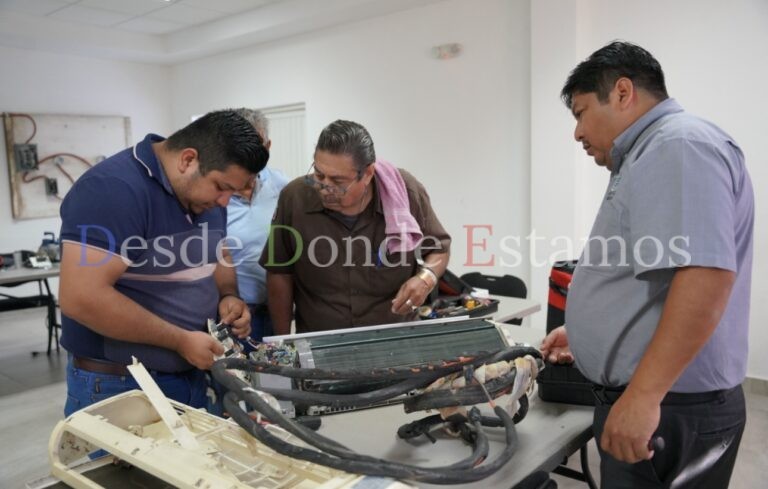 Ciudadanos aprenden nuevas habilidades en talleres de oficio