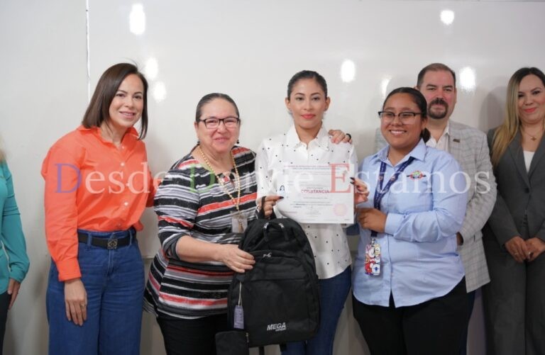 Entrega CECATI certificado de operadoras de autotransporte a mujeres becadas por INMUNER