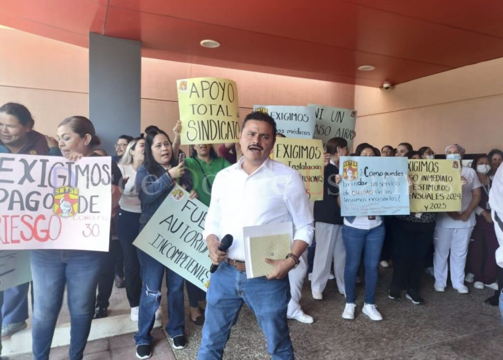 Protestan trabajadores del HRAE con toma de dirección