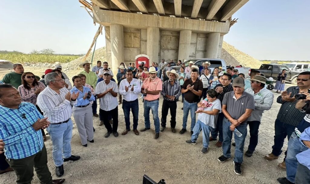 Interrumpen trabajos de construcción de autopista