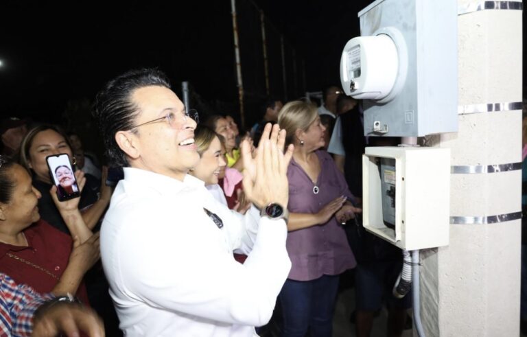 Se ilumina con modernas lámparas fraccionamiento Familias Fuertes