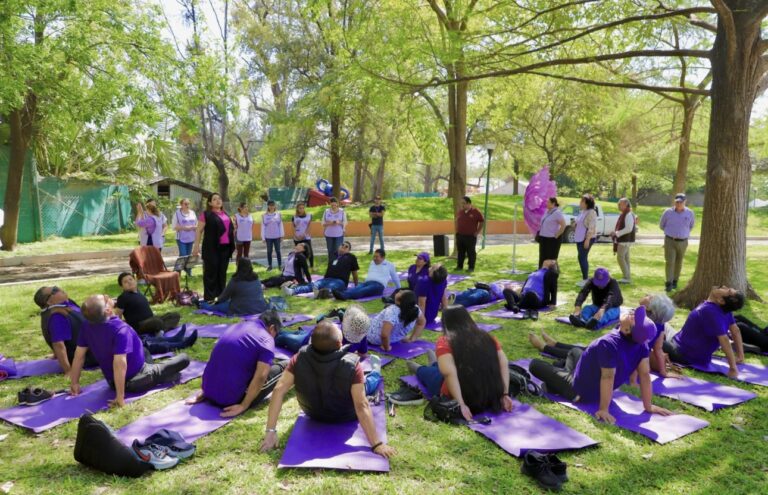 Trabaja voluntariado de SEBIEN con personas con debilidad visual