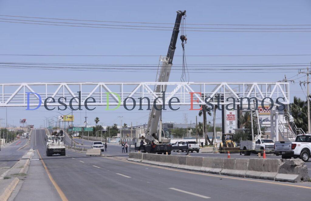 Avanzada construcción de puente pestonal en carretera nacional