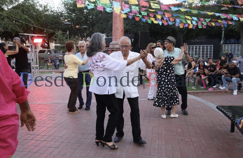 Pasión y ritmo para bailar danzón en la Plaza Juárez
