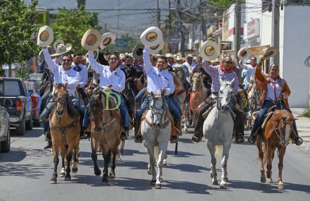 Cabalgantes celebran bicentenario de fundación de Victoria