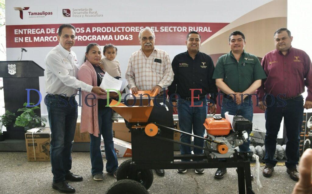 Impulsan al campo con entrega de implementos agrícolas