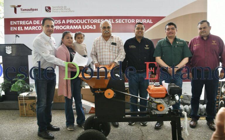 Impulsan al campo con entrega de implementos agrícolas