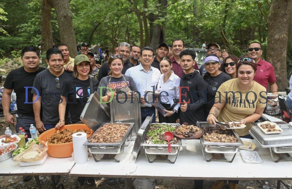 Degustan vacacionistas Parrillada Fest en Los Troncones