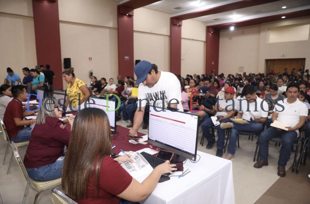 Continúa entrega de tarjetas bancarias de becas para educación