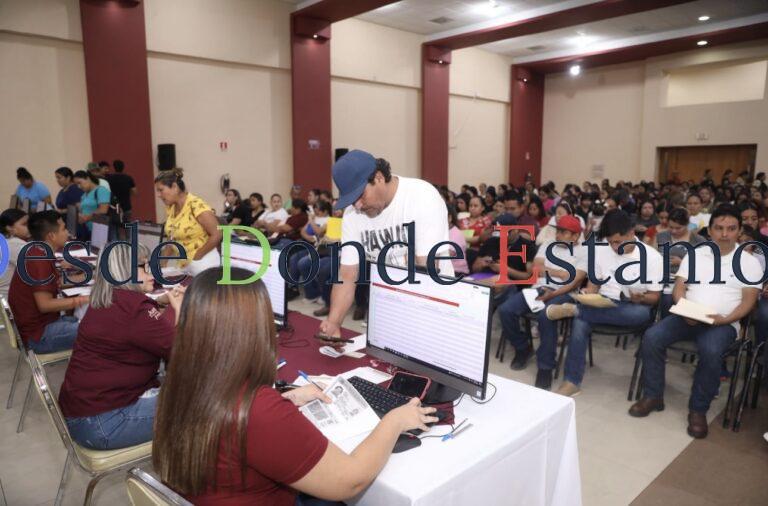 Continúa entrega de tarjetas bancarias de becas para educación