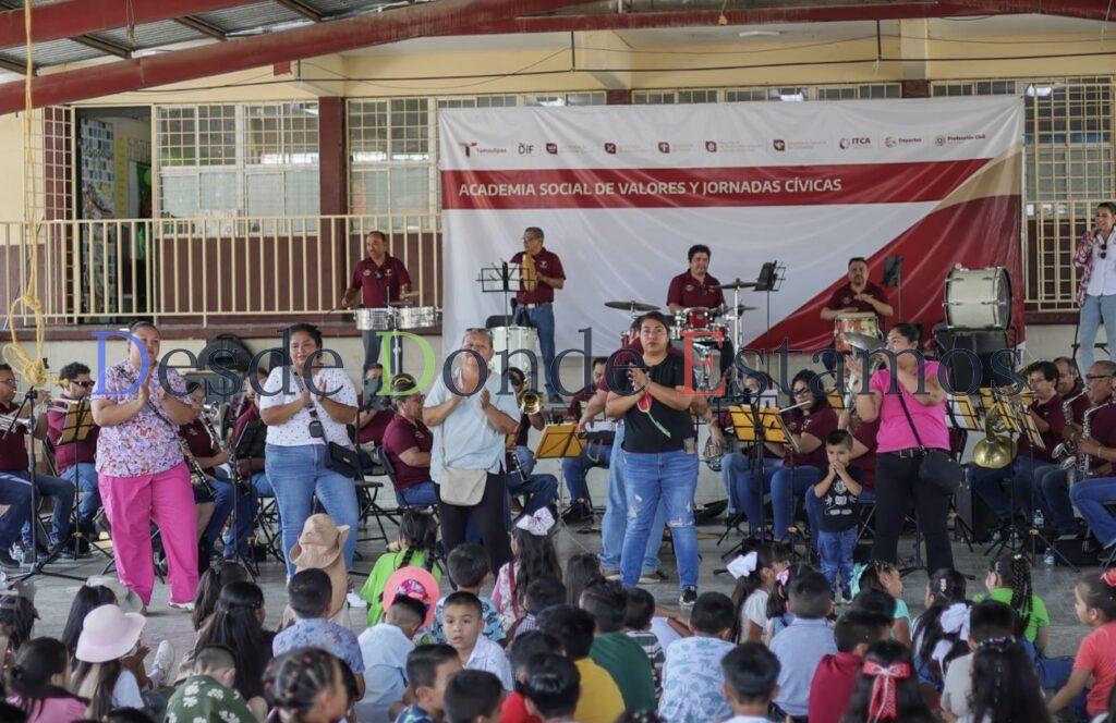 Celebra SEBIEN a niños con música y juegos