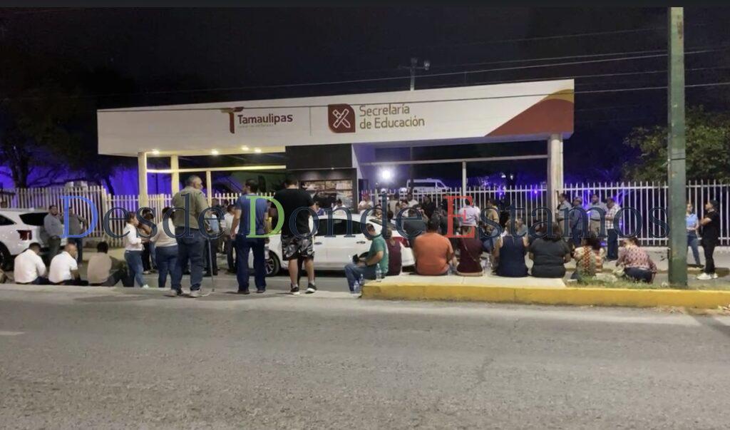 Toman maestros la SET; reclaman pagos