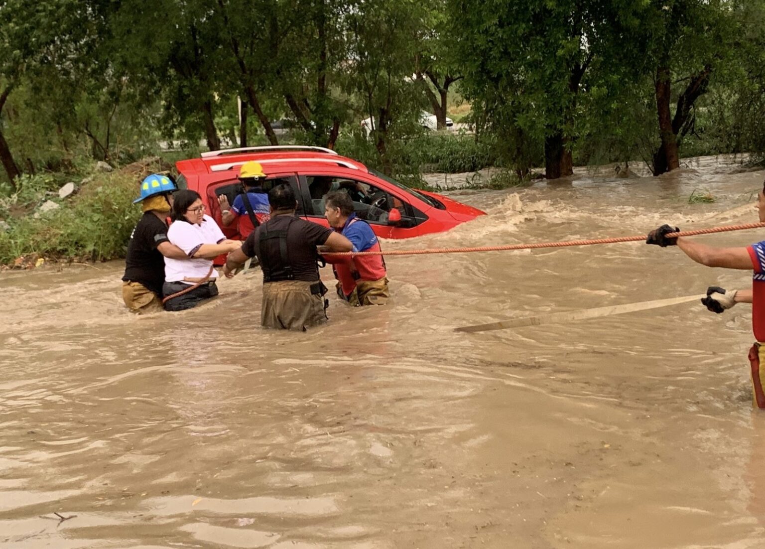 Brinda PC Victoria asistencia a población durante torrencial lluvia