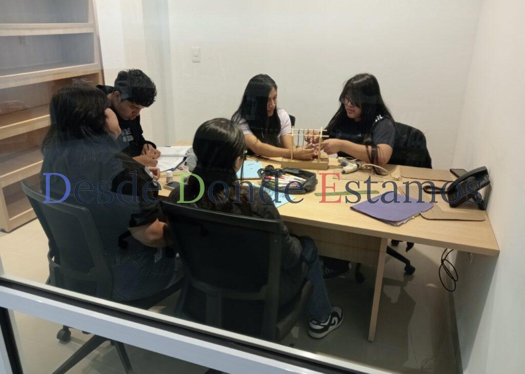 Población escolar aprovecha cubículos de estudio de la INFOTECA