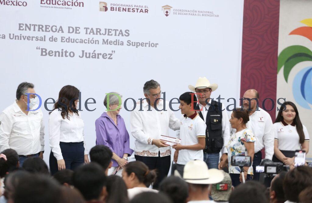 Atestigua Américo entrega de becas y destaca apoyo de la presidenta Claudia