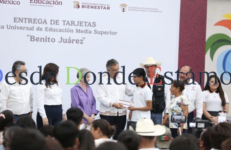 Atestigua Américo entrega de becas y destaca apoyo de la presidenta Claudia