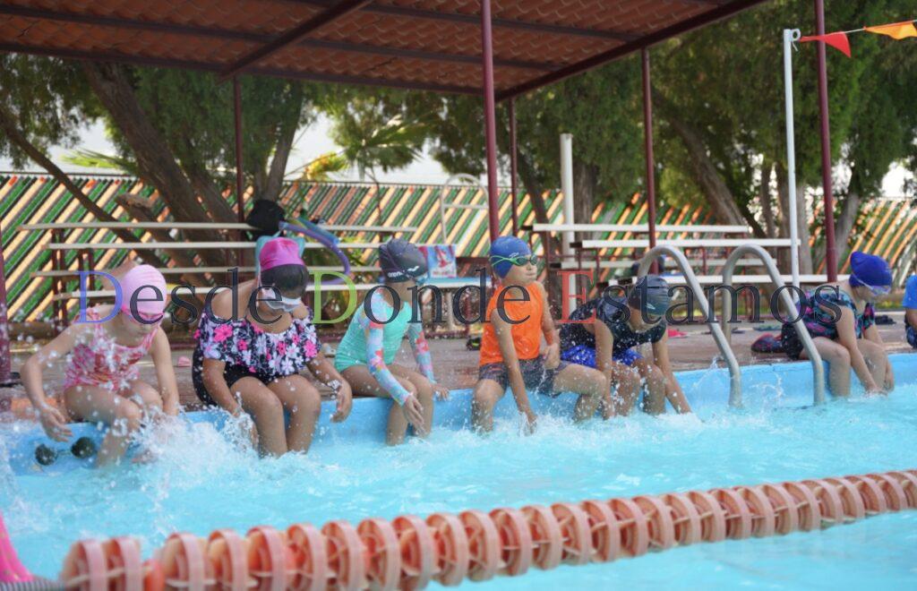 Inician niños y jóvenes curso de natación en Unidad Deportiva