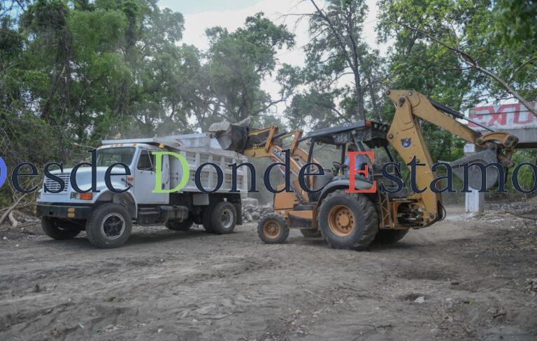 Supervisa alcalde avance de reparación de puente peatonal