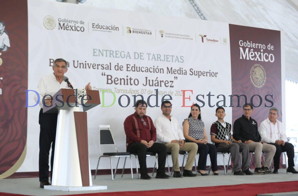 Entrega gobernador a estudiantes becas federales “Benito Juárez”