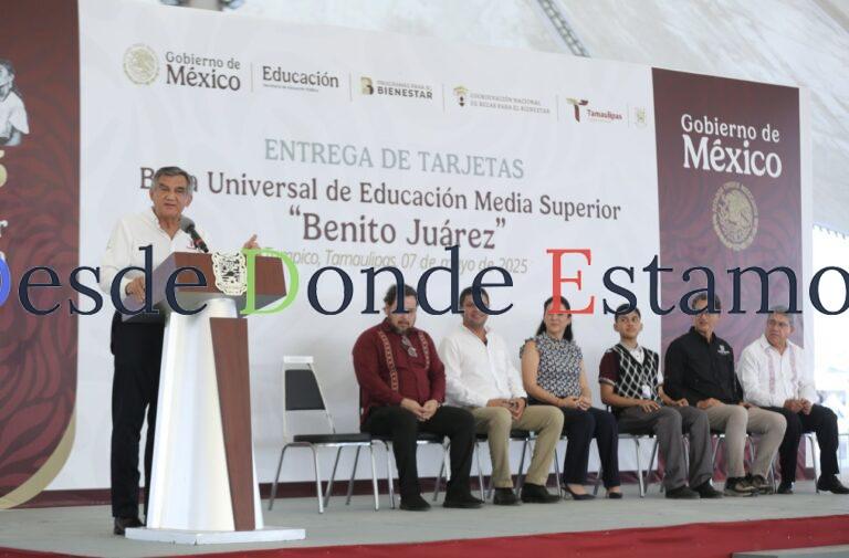 Entrega gobernador a estudiantes becas federales “Benito Juárez”