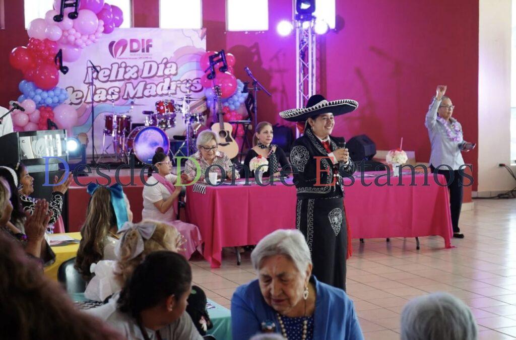 Celebran con alegría el Día de las Madres en la Casa Club del Adulto Mayor