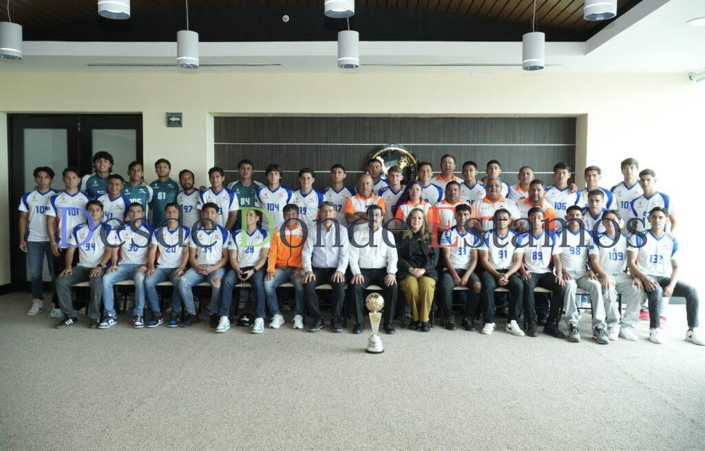 Felicita Dámaso Anaya a los Correcaminos campeones de la Liga Premier