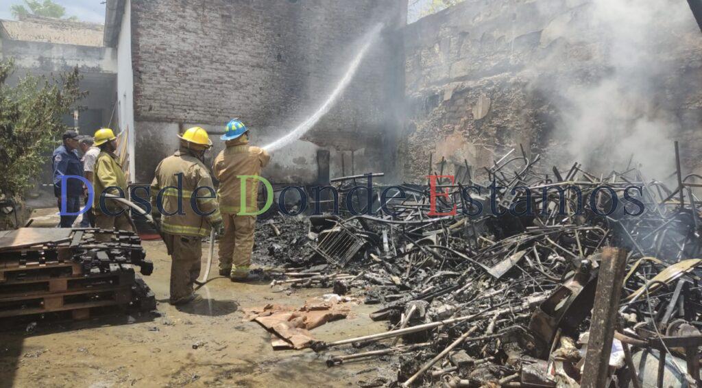 Extingue Bomberos incendio en almacén municipal