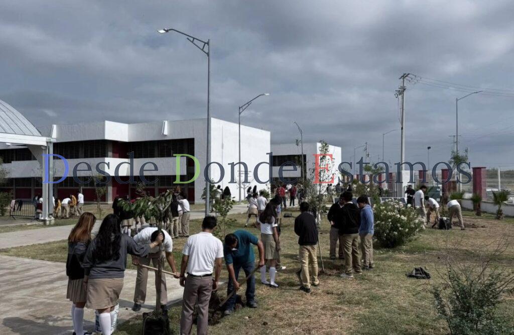 Jornada de reforestación llega a preparatoria Manuel Gómez Morín