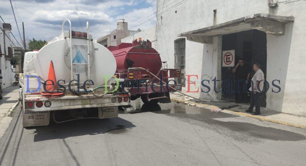 Combate Bomberos incendio en bodega municipal