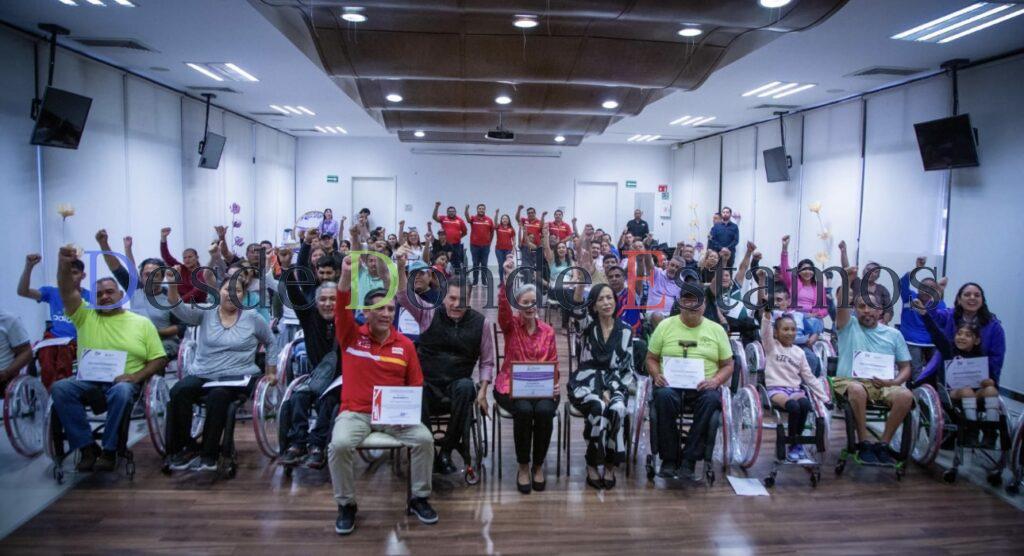 Entregan sillas de ruedas a personas con discapacidad