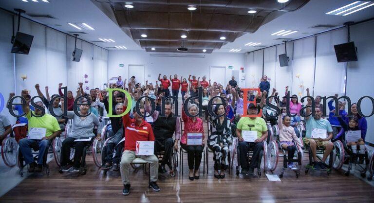 Entregan sillas de ruedas a personas con discapacidad