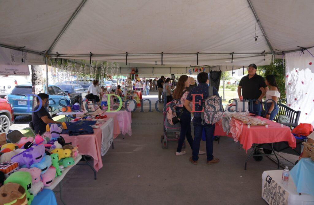 Responden ciudadanos a bazar del Día de las Madres