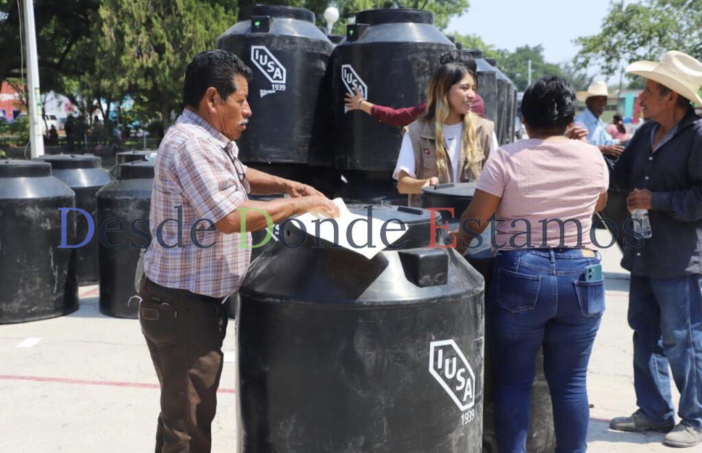 Entrega SEBIEN tinacos en Jaumave