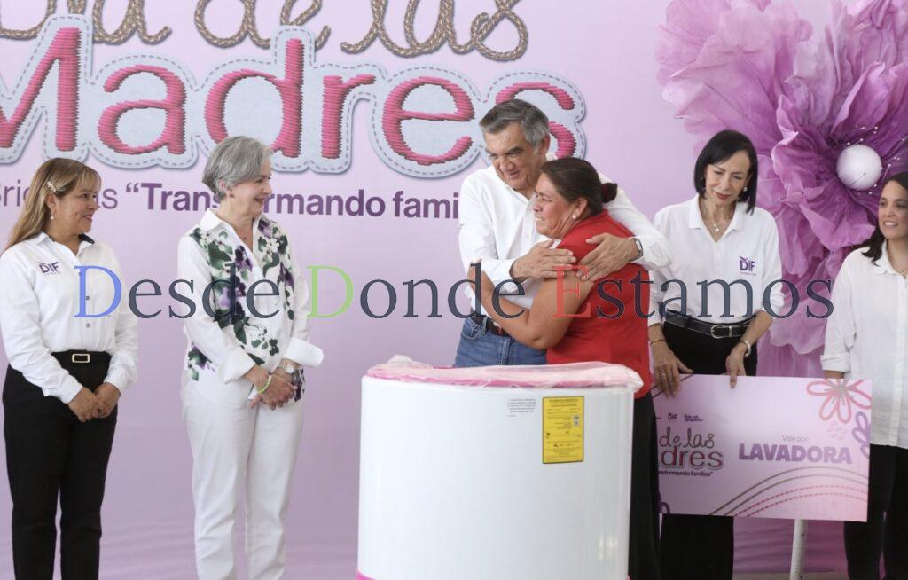 Cumplen Américo y María de Villarreal a las familias de Jaumave