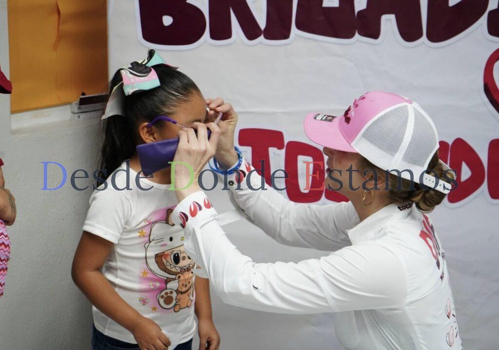DIF entrega lentes a menores con “Tocando corazones”