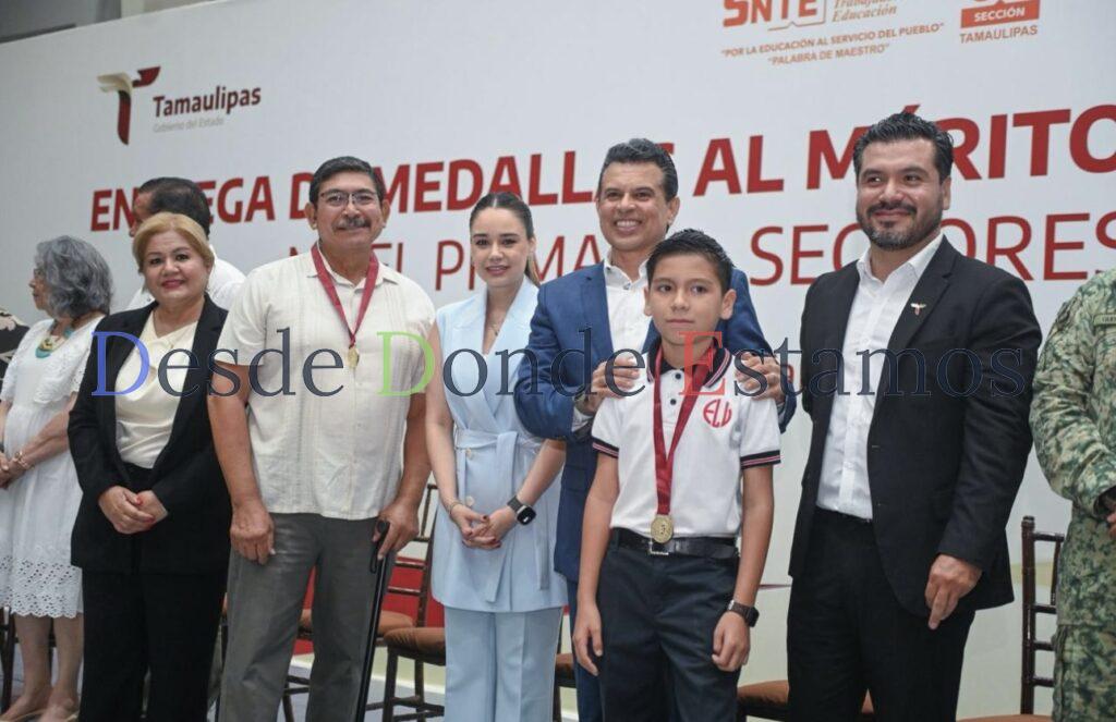 Entrega alcalde medalla Guadalupe Victoria a 163 estudiantes de excelencia