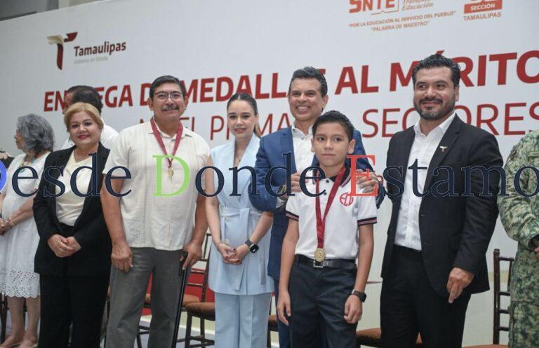 Entrega alcalde medalla Guadalupe Victoria a 163 estudiantes de excelencia