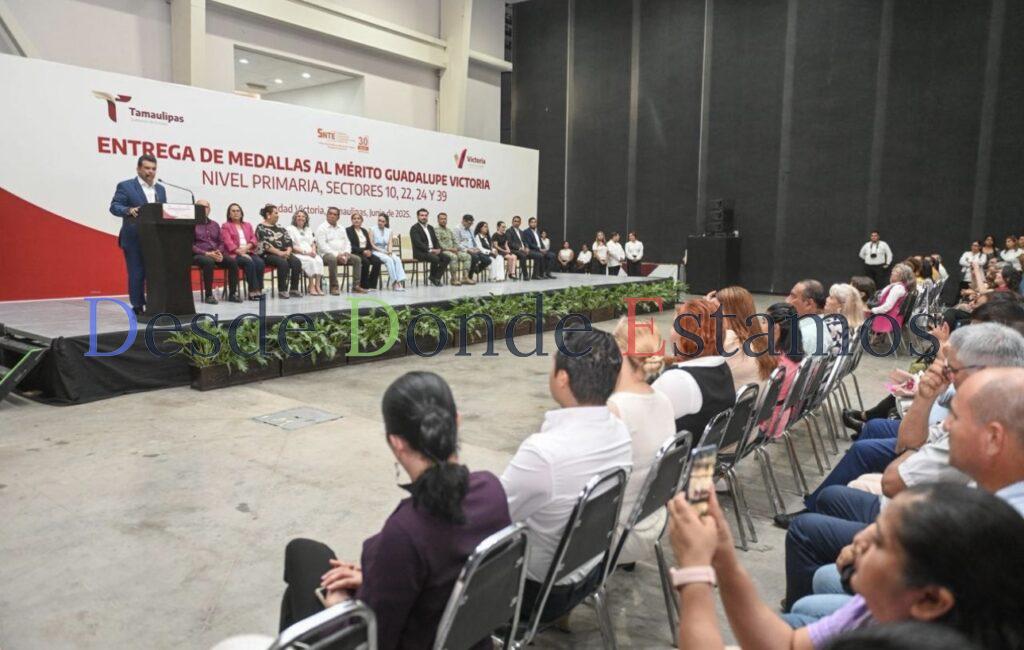 Entrega alcalde medalla Guadalupe Victoria a 163 estudiantes de excelencia